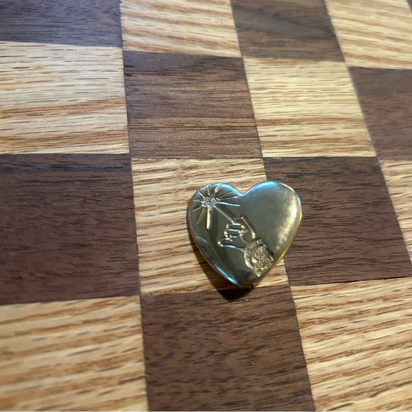 Vintage - Variety Club Disney -  Mickey Mouse Arm and Wand Heart Pin - Picture 3 of 7